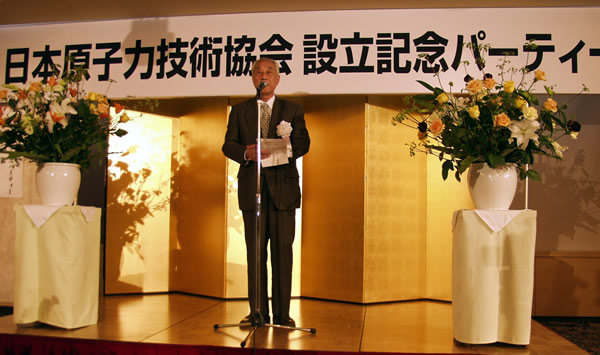 設立記念パーティーで挨拶する石川理事長